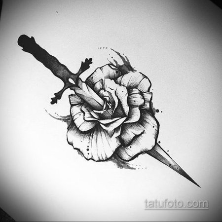 Тату кинжал с цветами
