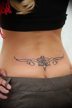 Тату на пояснице