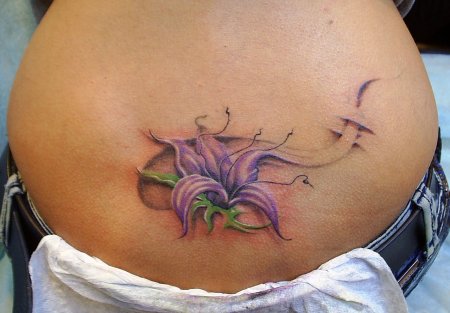 Татуировка на пояснице у девушки