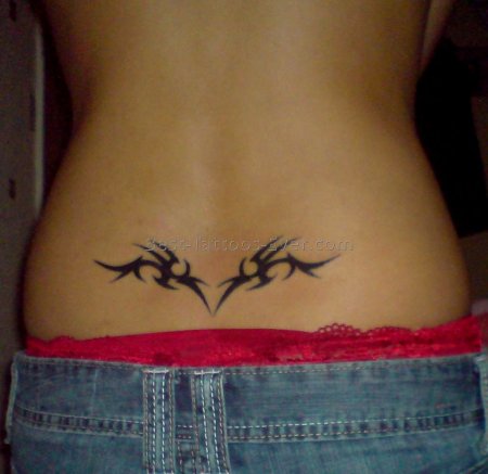 Тату на пояснице женские