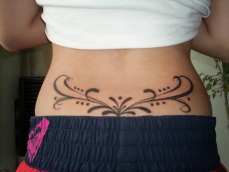 Тату на пояснице