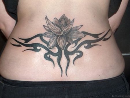 Орнамент на пояснице тату