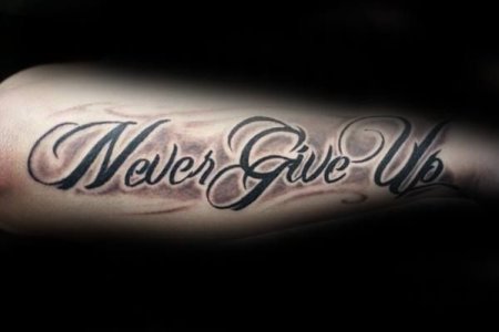 Тату never give up на запястье