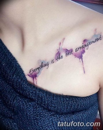 Тату на ключице с надписью и рисунком