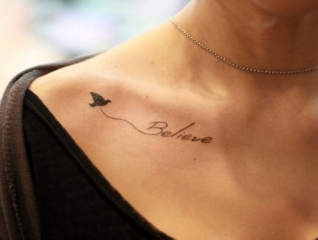 Тату на ключице для девушек надписи