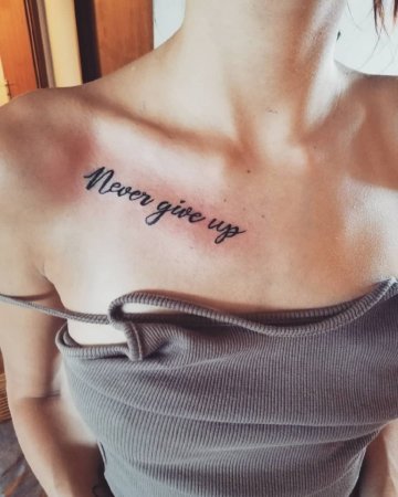 Татуировка надпись на ключице и плече