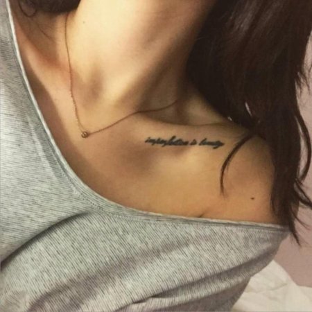 Тату на ключице для девушек надписи