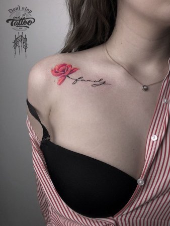 Тату на ключице надпись маленькая