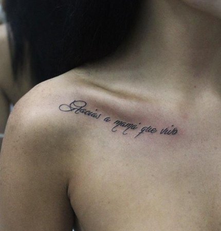 Маленькие надписи на ключице тату