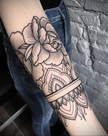 Тату на руке женские