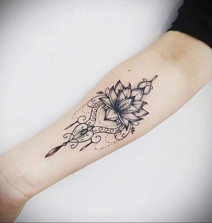 Тату на руке женские Лотос