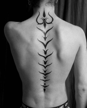 Тату вдоль позвоночника