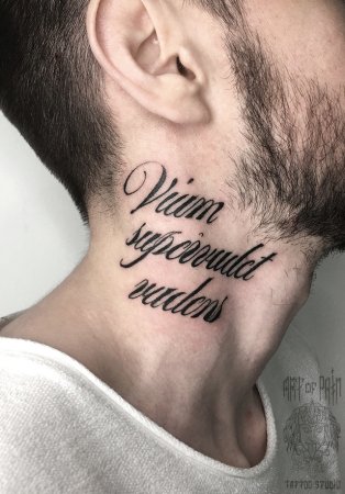 Надпись на шее