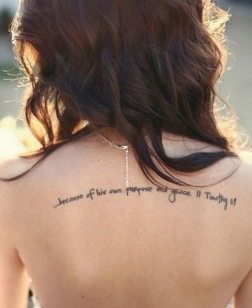 Тату на спине для девушек надписи