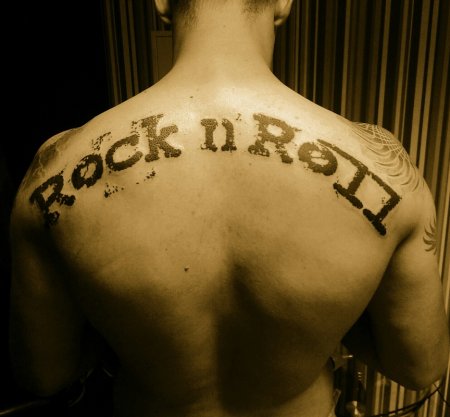 Татуировки для девушек на спине надписи