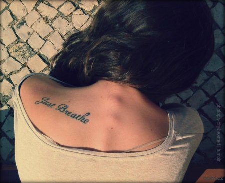 Тату на спине мужские надписи