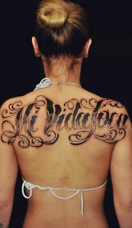 Тату на спине для девушек надписи