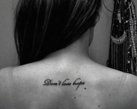 Тату на спине для девушек надписи