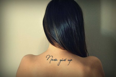 Надпись с цветами тату