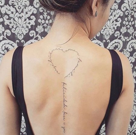Тату надпись по позвоночнику