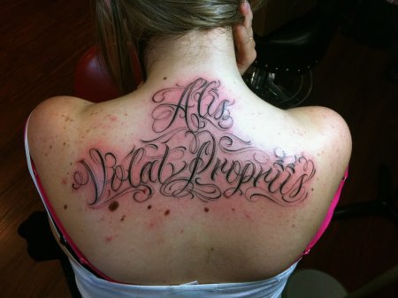 Надпись на спине тату у мужчин