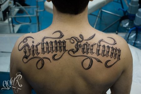 Тату надпись на спине