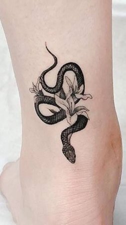 Тату змеи на щиколотке