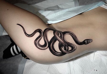 Тату змея для девушек