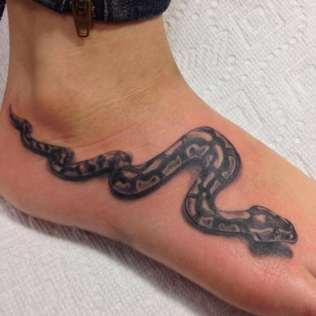 Тату змея на ноге для девушек