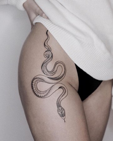 Тату змеи на бедре