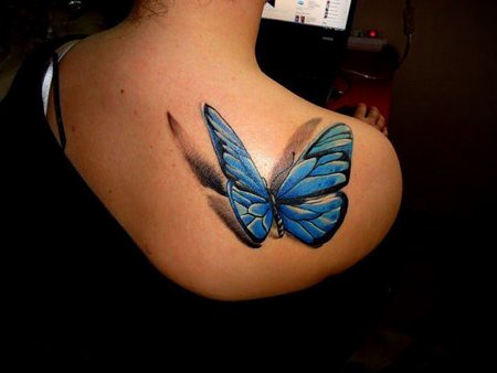 Тату бабочка на плече