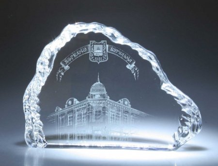 Стеклянный сувенир с гравировкой