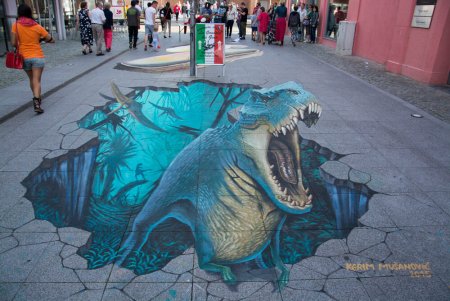 Динозавр на асфальте