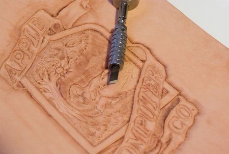 Выжигателем по коже