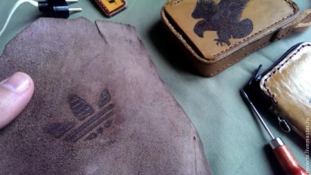 Лицо из стены