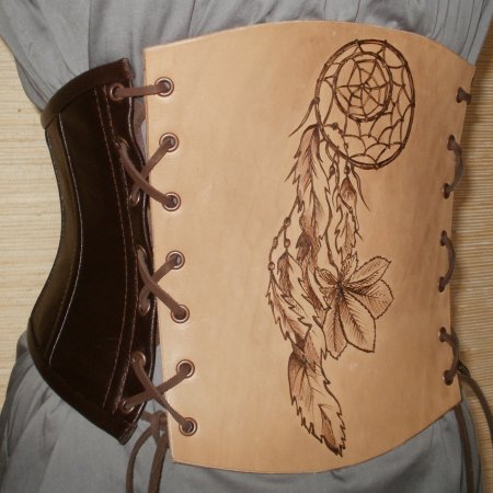 Узор на коже выжигателем по дереву