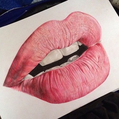 Губы цветными карандашами
