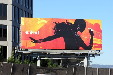 Яркий рекламный щит