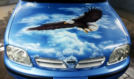 Рисунок на капоте автомобиля