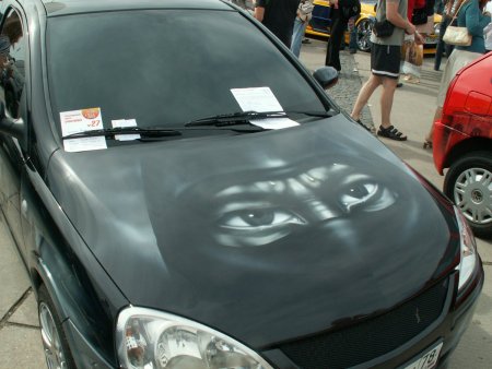 Аэрография на капоте черного авто