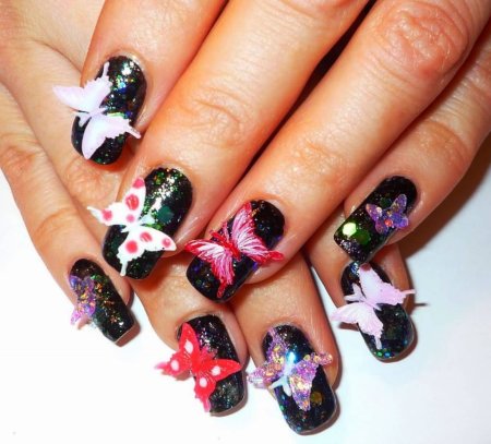 Объемная бабочка на ногтях