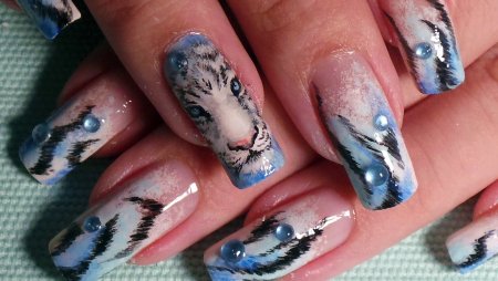 Маникюр с тигром