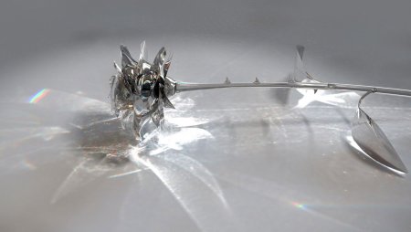 Стеклянная роза разбилась