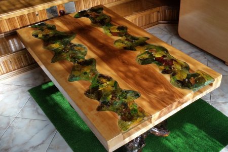 Столешница из эпоксидной смолы со мхом