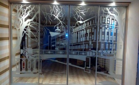 Рисунки на зеркальных дверях шкафа купе