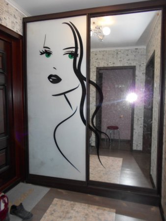 Шкаф купе с рисунком девушки