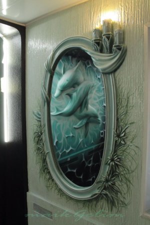 Барельеф с зеркалом на стену