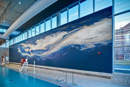 Отделка стен в общественном бассейне