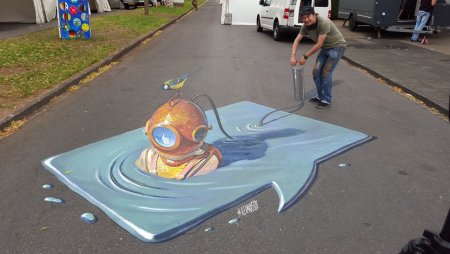 Динозавр на асфальте