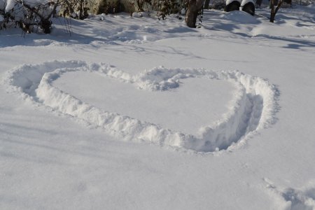 Сердечко из снега